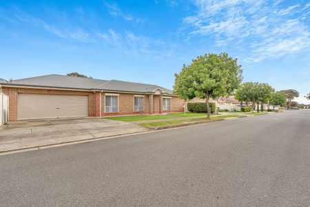 6 Saxon Street, Clovelly Park SA 5042 - House For Rent | Domain - Photo 2