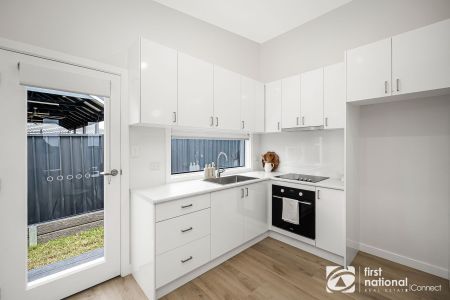 Modern Three-Bedroom Granny Flat in Peaceful Cul-de-Sac - Photo 5