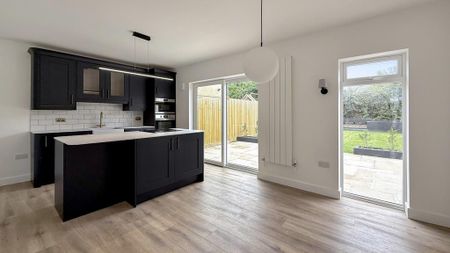 3 bedroom detached house to rent - Photo 5