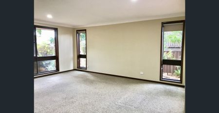 SPACIOUS FAMILY HOME IN A PRIME LOCATION - Photo 3