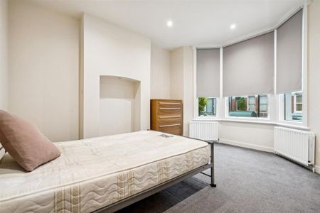 3 bedroom flat to rent - Photo 2