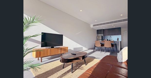 Unfurnished Modern One Bedroom Apartment For Lease - Photo 1