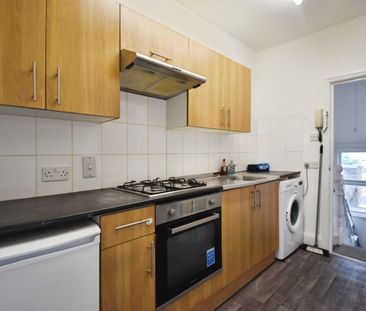 Flat to rent - Brownhill Road, London, SE6 - Photo 6