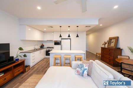 STUNNING TOWNHOUSE IN SUPERB LOCATION! - Photo 3