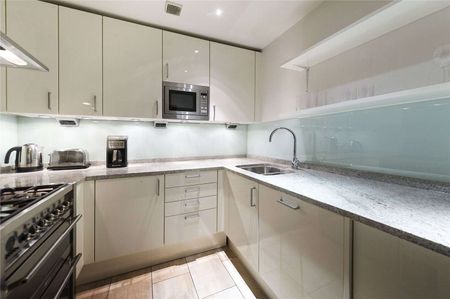 The apartment block benefits from two private outside areas. - Photo 4