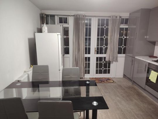 1 bedroom in a house share to rent - Photo 1