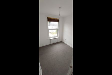 5 Bed Terraced House, Carlyle Road, E12 - Photo 3