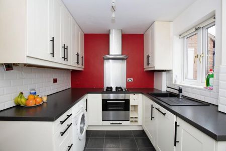 4 bedroom link detached house to rent - Photo 3