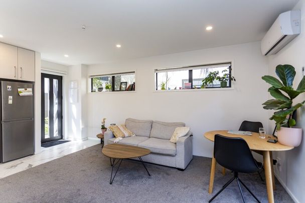 City living 1 x bedroom apartment fully furnished. - Photo 1