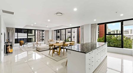 Luxury 3 Bedroom Living - Photo 3