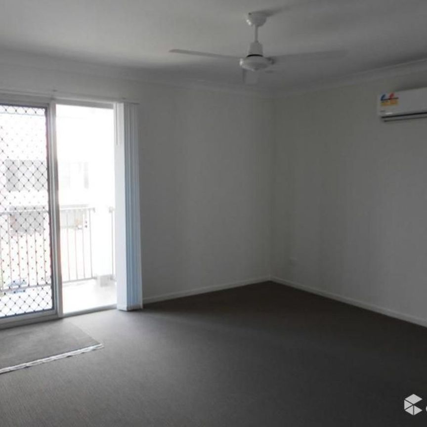 Stylish Townhouse in Coomera – Contemporary Living in a Prime Location - Photo 1