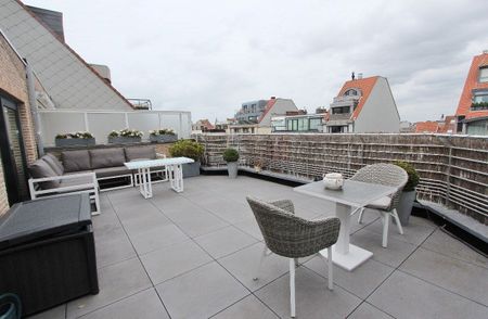 ONGEMEUBELD: Integraal gerenoveerd 2-kamer appartement te Lippenslaan voorzien van 2 ruime zonneterrassen. - Photo 4