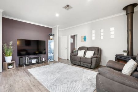 Spacious family home with pool. - Photo 2