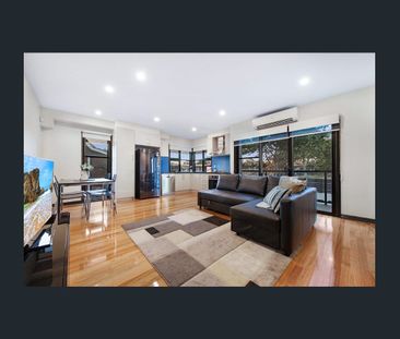 Stylish & Spacious Living in Leafy Blackburn - Photo 2