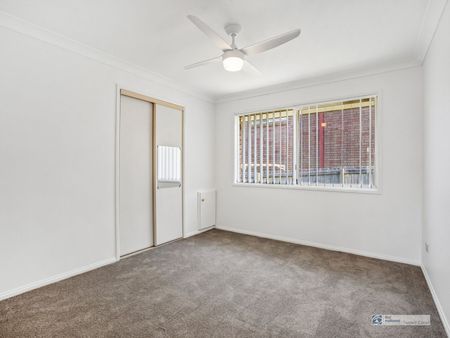 Spacious Freshly Updated Three-Bedroom Duplex - Photo 3