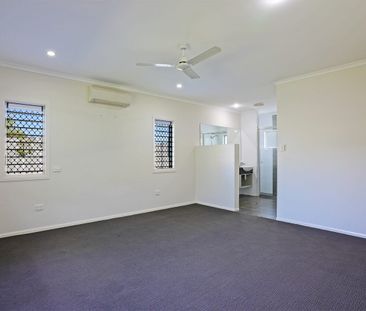 Spacious family home with seamless flow - Photo 4