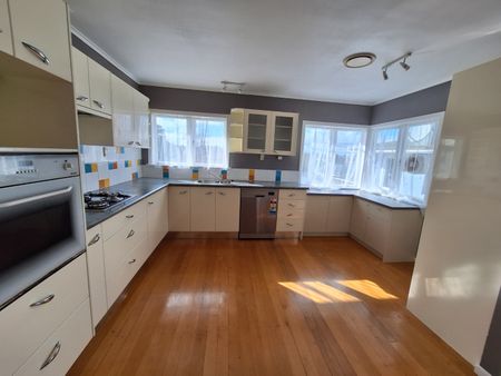 Family home with a big yard! - Photo 2