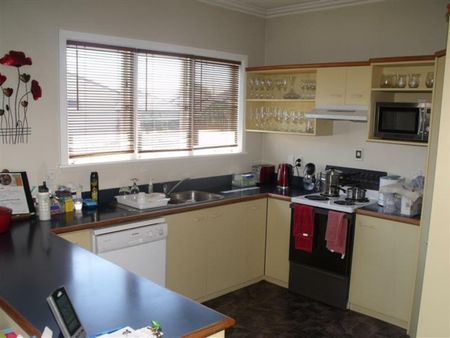 Parkvale Family Home - Photo 3