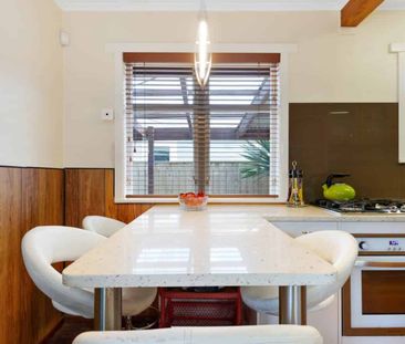 Two bedroom house with a private backyard - Photo 5