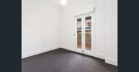 Oversized Apartment In The Heart Of Mosman Village - Photo 3