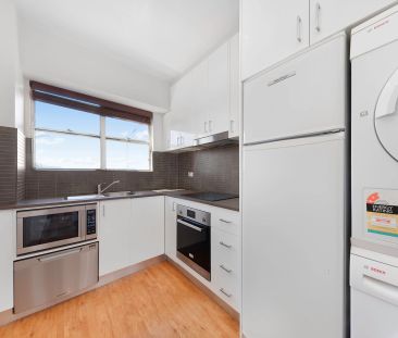 MODERN 2 BEDROOM APARTMENT IN A GREAT LOCATION - Photo 4