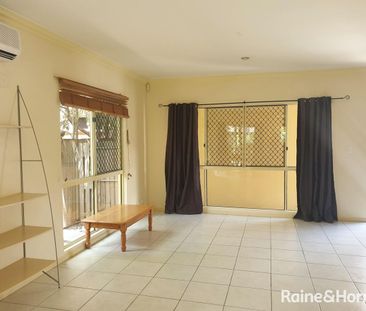 3 Bedroom Townhouse with air conditioning and pool in complex - Photo 1