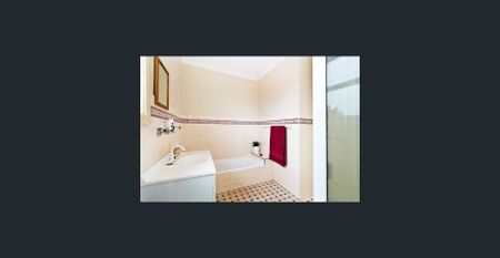 Generous three-bedroom townhouse, ready for the taking! Enjoy the many wonders! - Photo 4