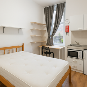 1 bedroom in a house share to rent - Photo 2