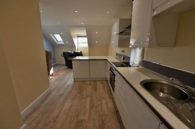 2 bedroom Flat in Woodsley Road, Leeds - Photo 3