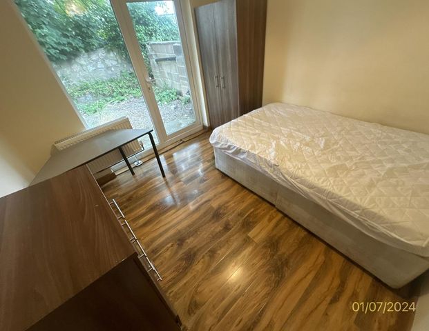 1 bedroom in a house share to rent - Photo 1