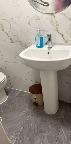 Studio Flat, Bronte Close, IG2 - Photo 1