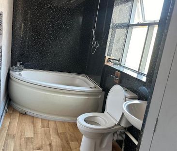 3 bedroom flat to rent - Photo 5