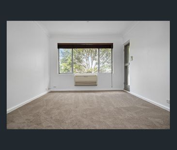 Large, well presented and light and bright - Photo 1