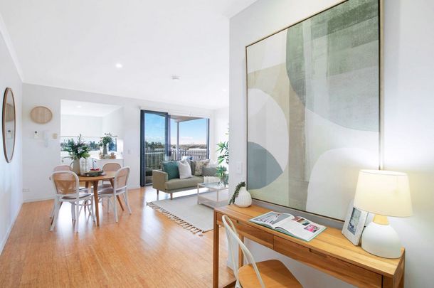 Modern Top-Floor Apartment with Stunning Views and Prime Location - Photo 1