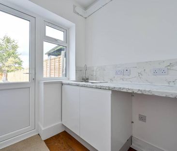 4 bedroom semi-detached house to rent - Photo 6