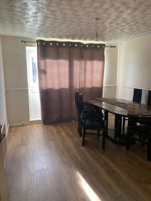 3 Bed Flat, Cape Close, IG11 - Photo 1