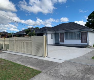 Fully Renovation with 3 Bathrooms in Springvale - Photo 5