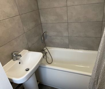 Studio Flat, Netley Road, IG2 - Photo 1