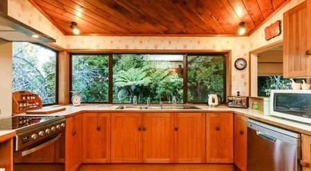 BLOCKHOUSE BAY - Great 4 Bedrooms Family Home with View and Privacy - Photo 5