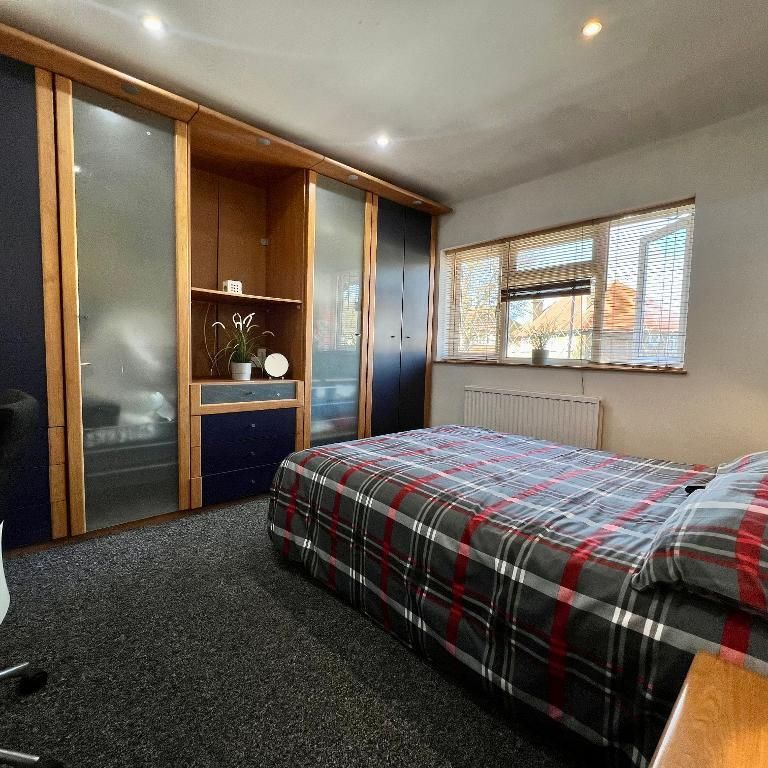 1 bedroom in a flat share to rent - Photo 1