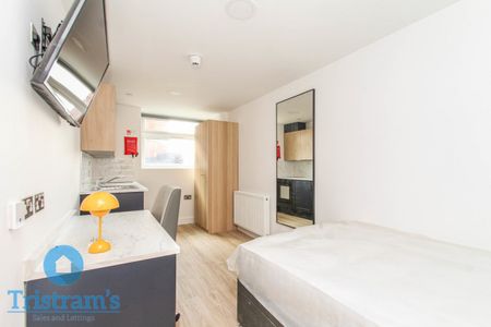 4 bed Apartment for Rent - Photo 3