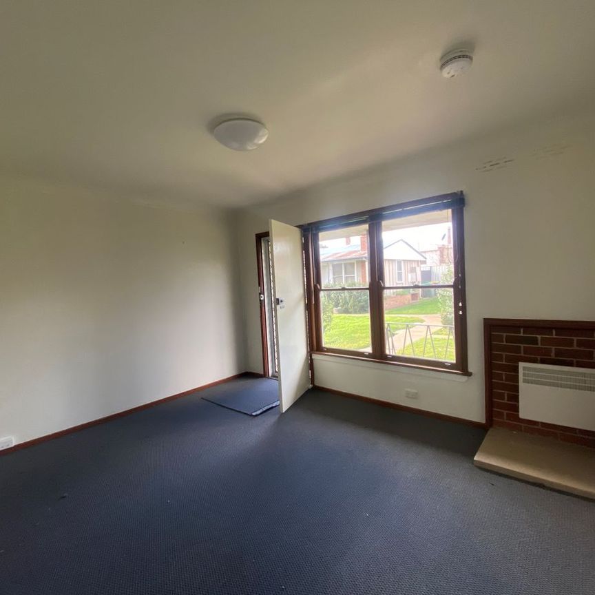 Bedsitter Available in Lansdowne Street - Photo 1