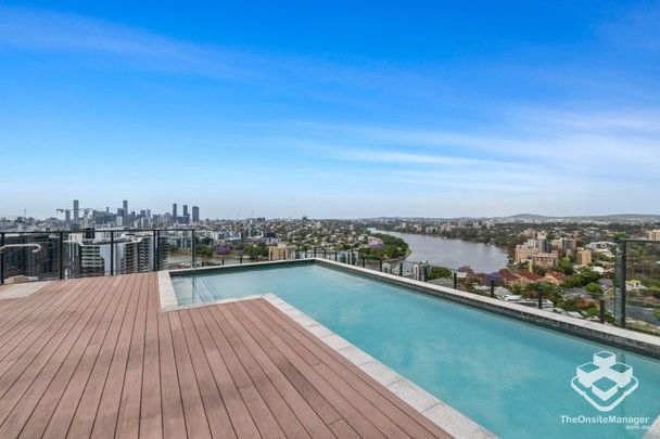 16th Floor Best 2 Bed 2 Bath Unit in Toowong! - Photo 1