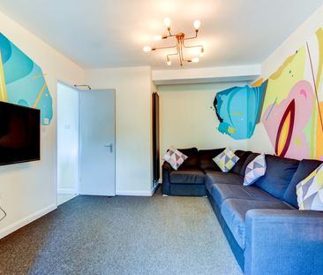 6 Bed Semi-Detached House, Auckland Drive, BN2 - Photo 1