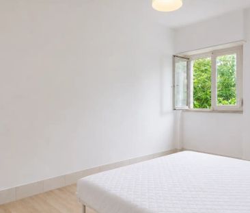 Large room in 6-bedroom apartment in Campo de Ourique - Foto 4