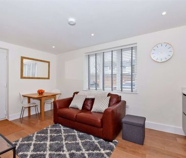 SHORT TERM - A one bedroom apartment, fully furnished with all bill... - Photo 5