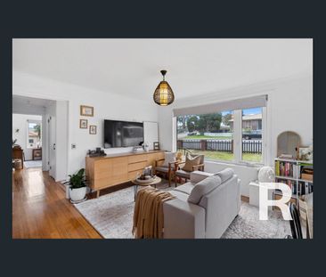 Beautifully Renovated 2-Bedroom Home in Clarendon Vale - Photo 2