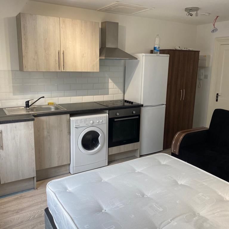 Studio Flat, High Street, CR0 - Photo 1