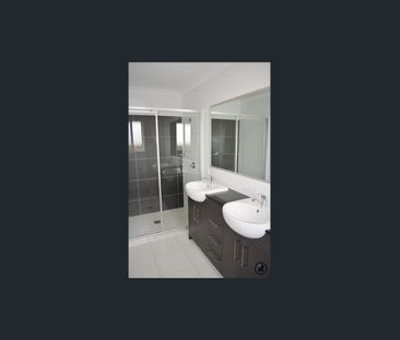 Exquisite 4-Bedroom Luxury Home in Prestigious Pimpama Neighborhood - Photo 4