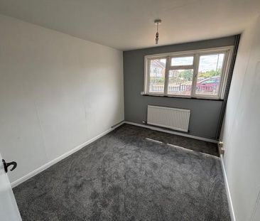 Chelmsford Drive, Upminster, RM14 - Photo 4